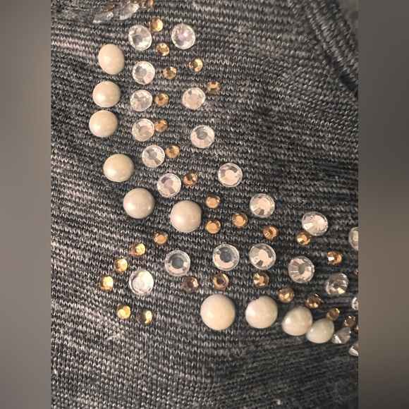 Top with Surprise in the Back and Rhinestone and Pearl-like Detailing - Picture 2 of 4